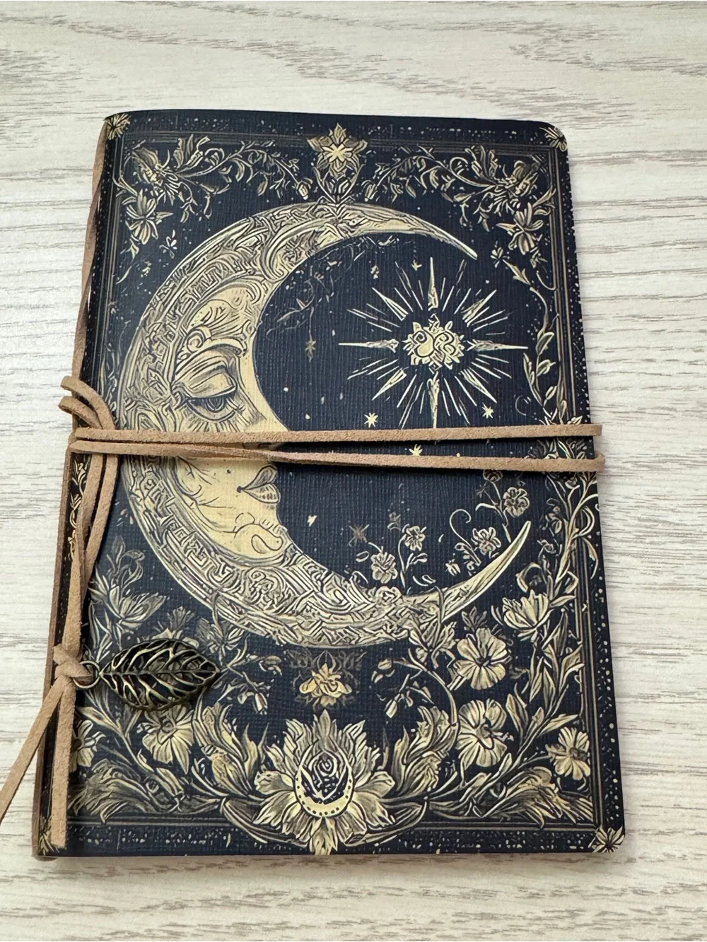Moon Style Sketchbook Leather-textured Strap and Metal Leaf-shaped Pendant